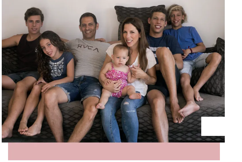 מירב ירושלמי עם המשפחה על הספה בבית