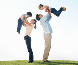 הורים מאושרים ושמחים מרימים את הילדים באוויר הסכם הורות משותפת